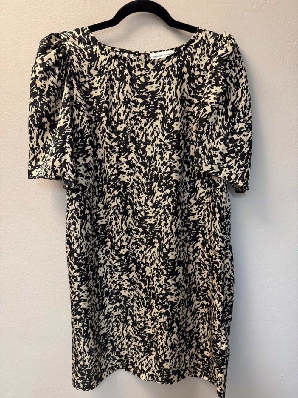 NWOT Gibson Latimer M Black Ivory Abstract Shift Dress Knee Length Short Sleeve